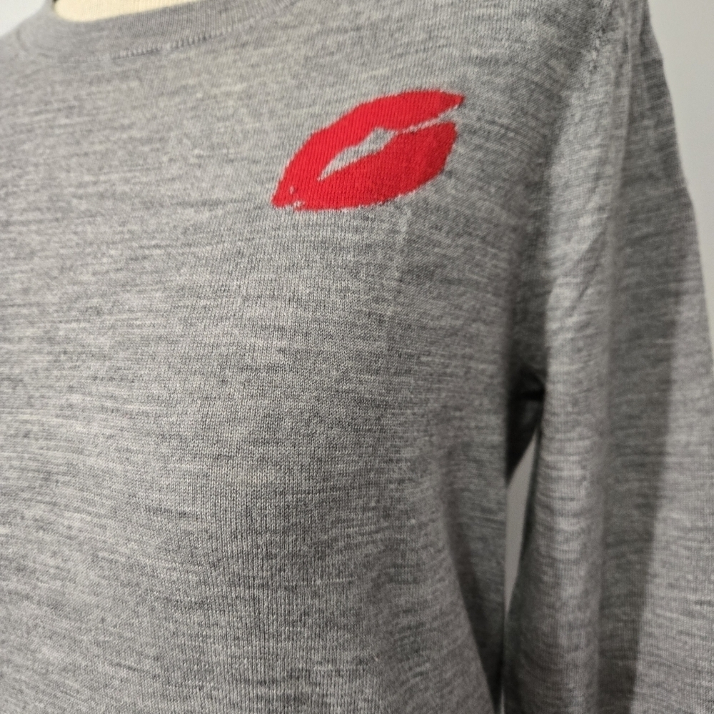 BANANA REPUBLIC 100% Merino Wool Gray Sweater with Red Lip Detail. Med - Picture 7 of 14
